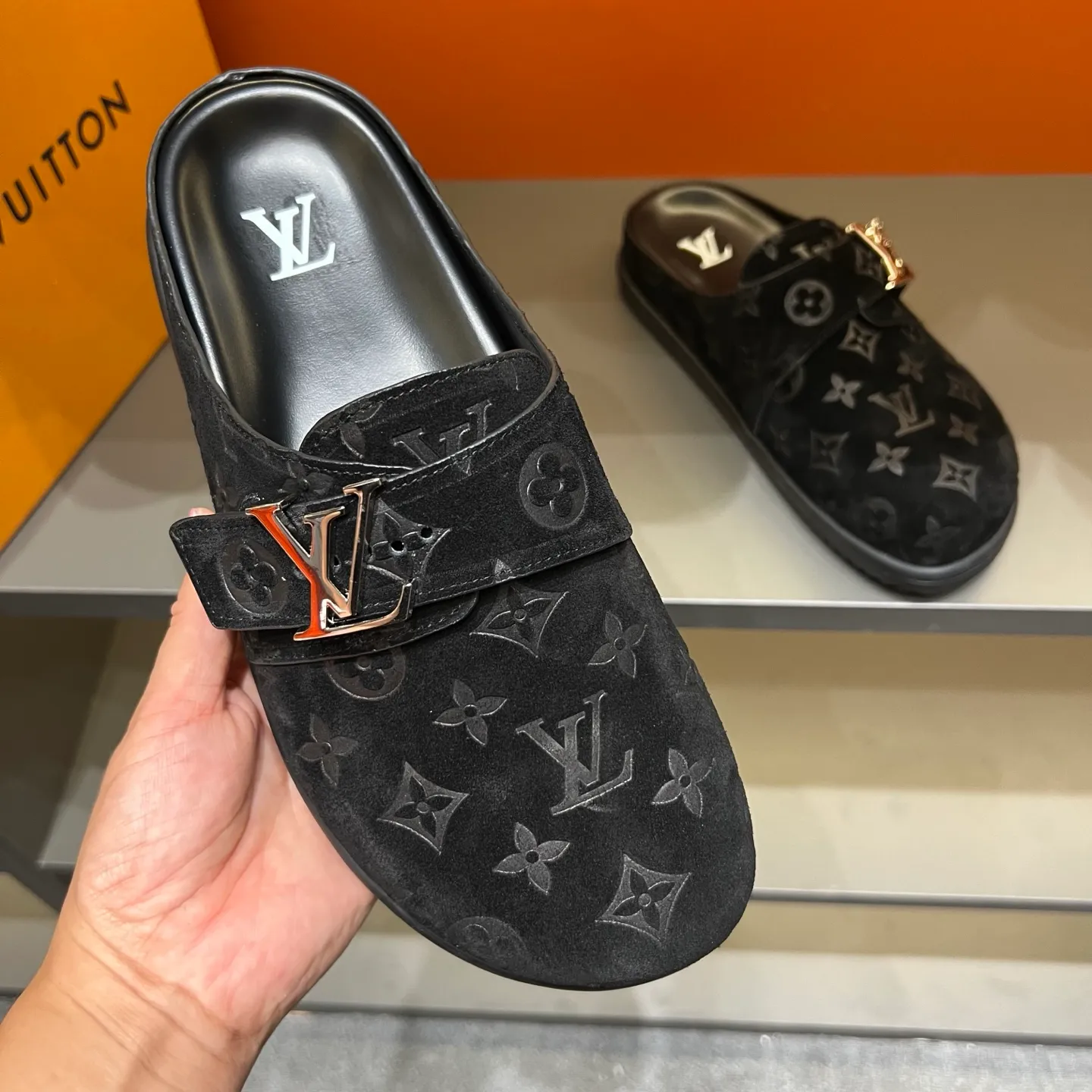 P360, 38-45 LV Easy 2025 new men's casual sandals, made of suede cow leather, with Monogram pattern to highlight the trendy style. Adjustable straps illuminated with LV letters, while a resilient insole and micro outsole provide lightweight comfort. Made of suede cow leather with embossed Monogram pattern and brand element metal hardware✅Adjustable straps➕Tough insole‼ ️Micro outsole. Comfortable and easy to wear‼ ️ P: 360, size: 38-45